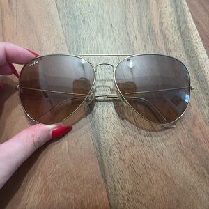 Rayban aviator classic sunglasses FRAME Polished Gold
LENSES Brown